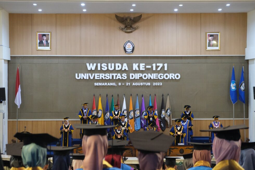 FAKULTAS TEKNIK MEWISUDA 856 WISUDAWAN PADA WISUDA KE-171 UNIVERSITAS ...